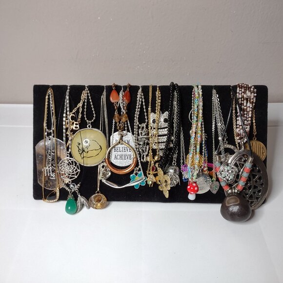 Lot Of Over 30 Pendant Necklaces - Picture 1 of 16
